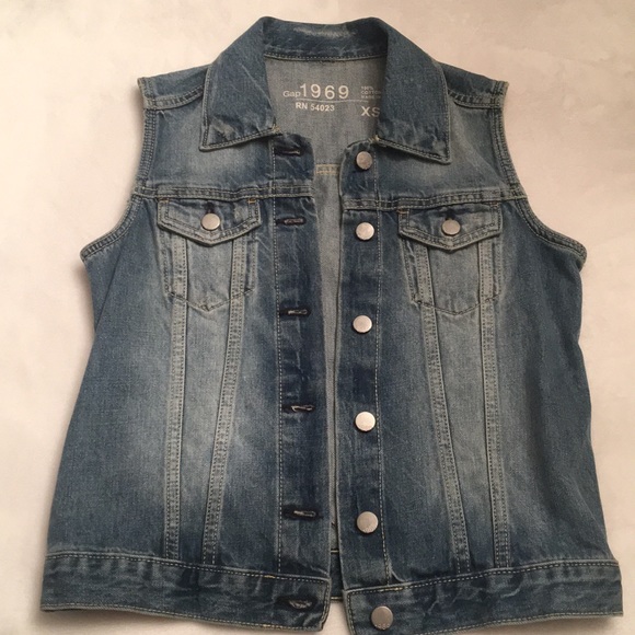 gap sleeveless jacket